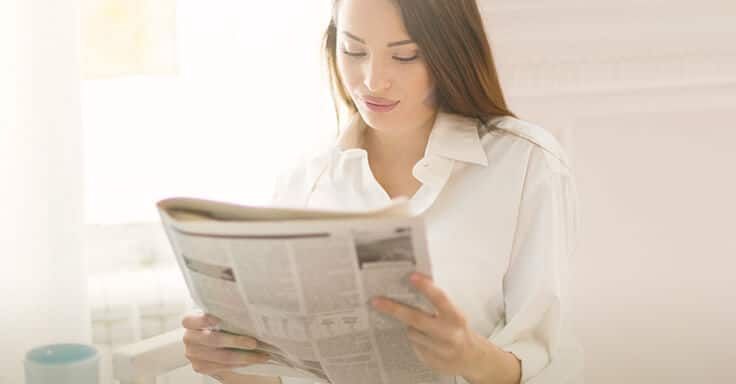 Frau liest Zeitung